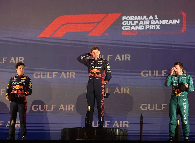 Verstappen se impuso ante “Checo” Pérez y Fernando Alonso