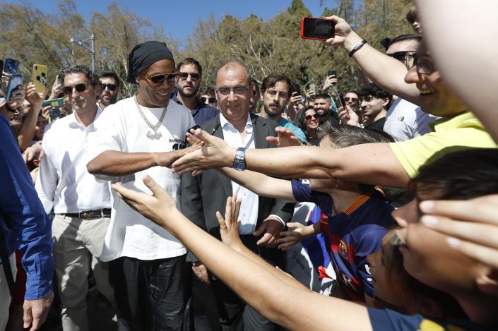 Dinho: «A los niños les digo que se diviertan jugando al fútbol»