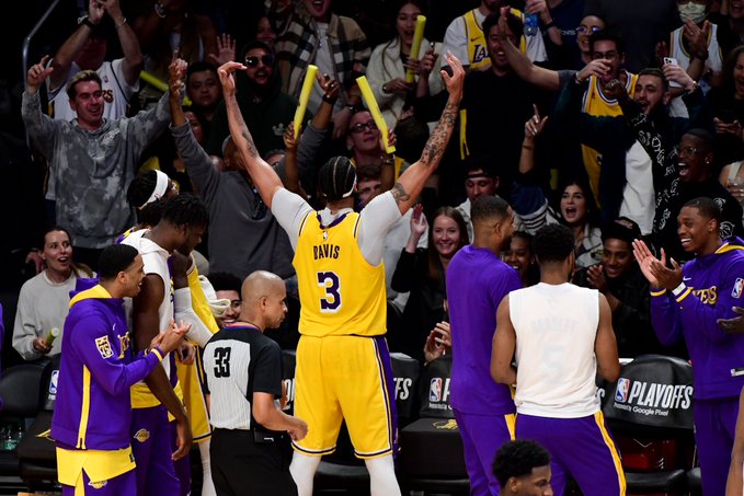 Lakers destrozaron a los Grizzlies y avanzan en la NBA