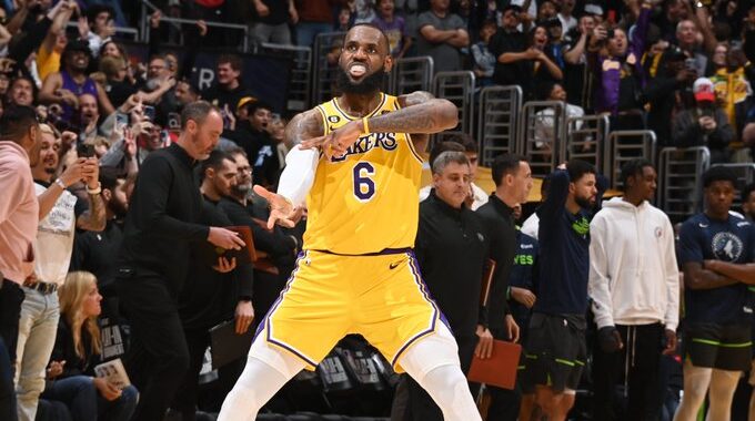 LeBron devuelve los playoffs a los Lakers