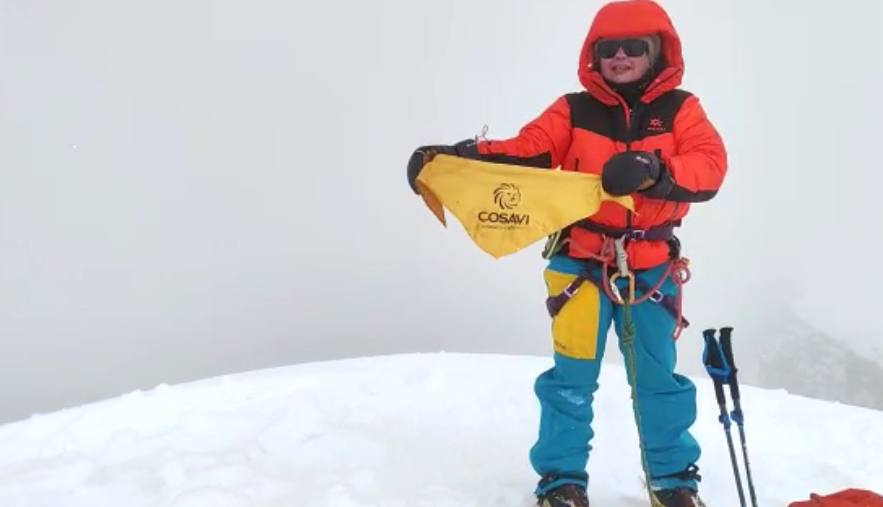 Alfa Karina Arrué terminó su entrenamiento en Bolivia escalando el volcán Parinacota
