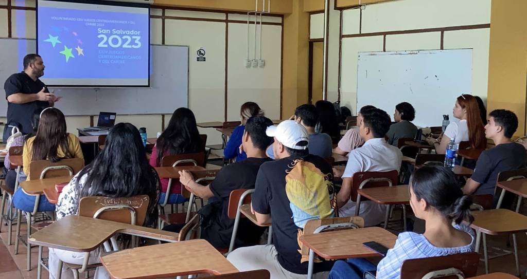 Voluntarios de San Salvador 2023 son capacitados en fotografía deportiva