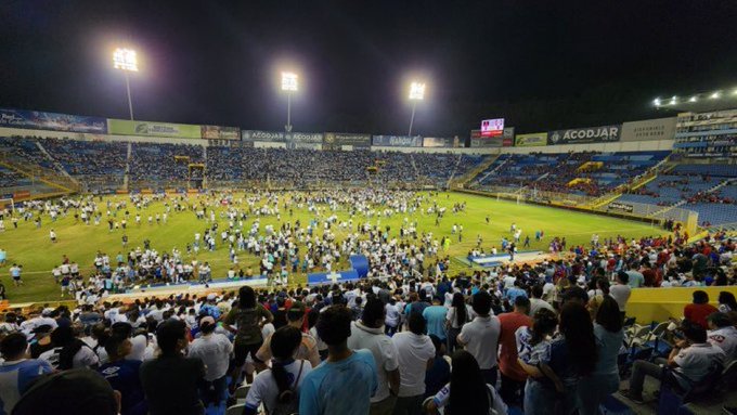 Detienen el fútbol en El Salvador tras tragedia del estadio Cuscatlán