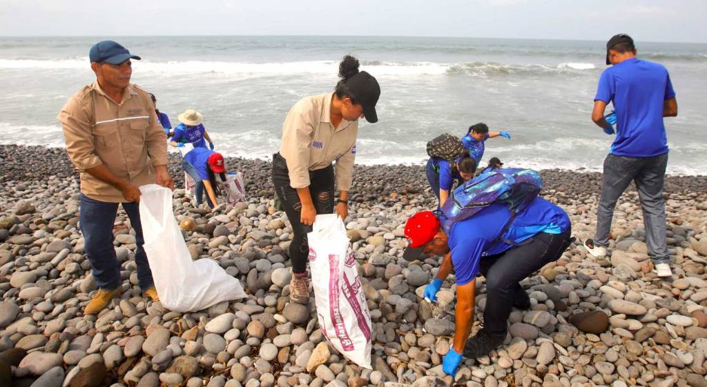 Voluntarios de San Salvador 2023 realizaron campaña de limpieza en El Tunco