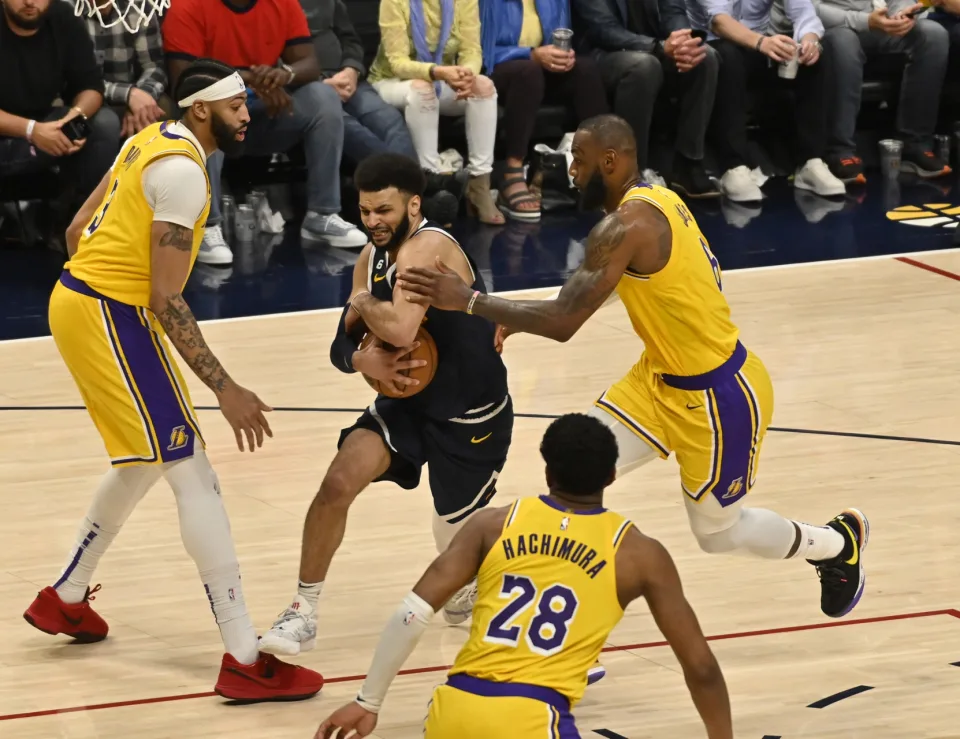 Nuggets aumentan su ventaja sobre los Lakers en la final del Oeste