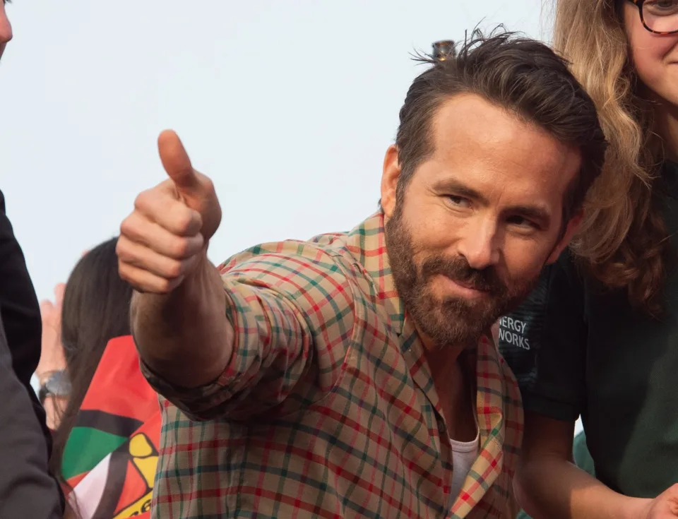 Ryan Reynolds, Snoop Dogg y The Weeknd se disputan un equipo de hockey