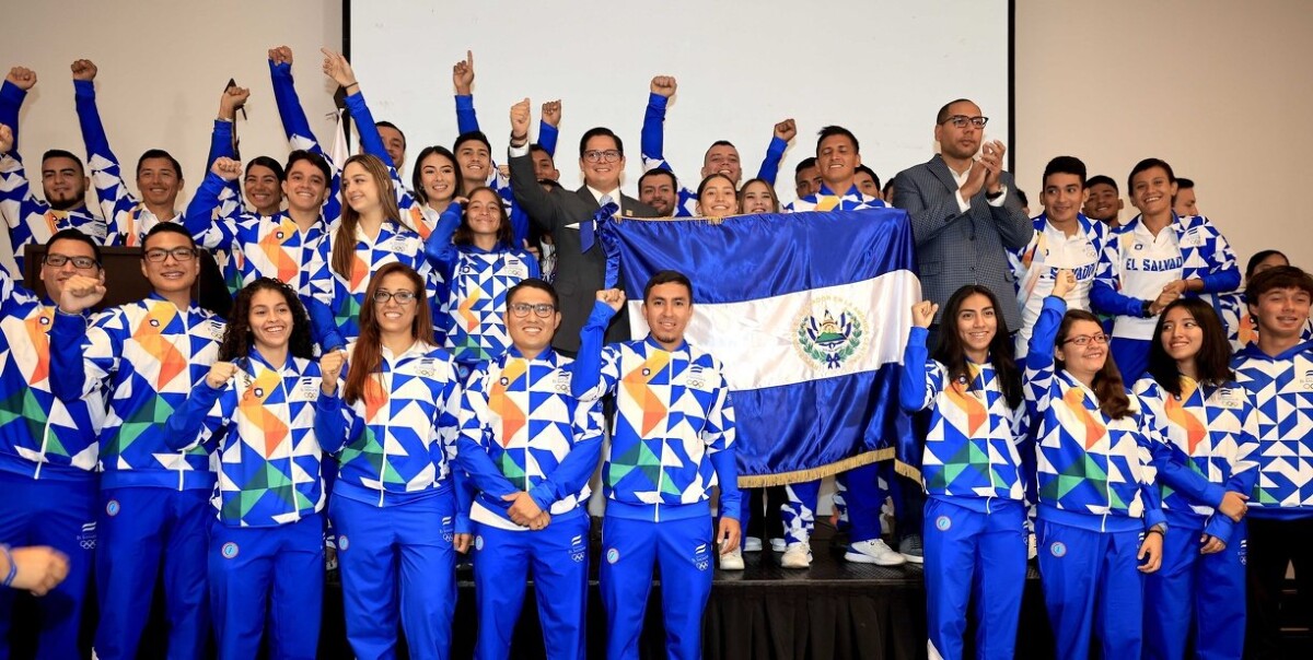 Entregan pabellón nacional a delegación salvadoreña de San Salvador 2023