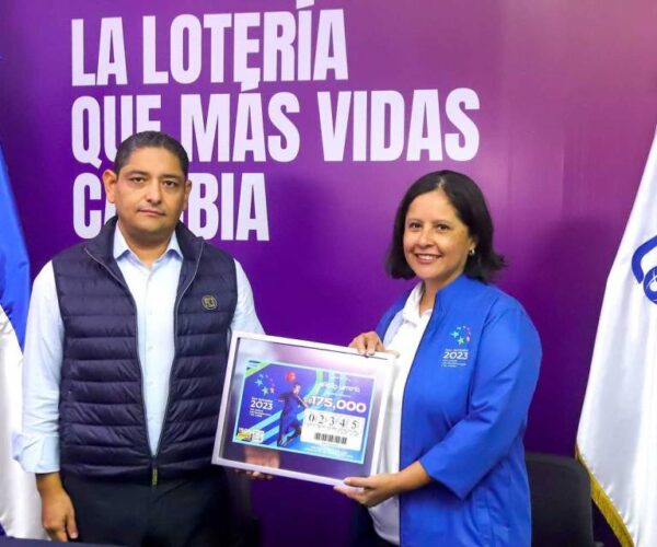 Voluntarios de Juegos San Salvador 2023 son homenajeados con sorteo de Lotería
