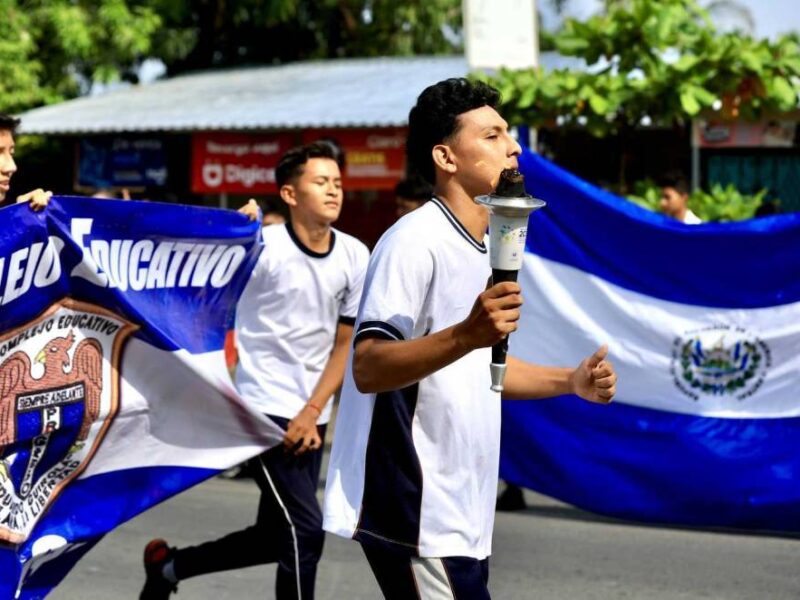 Antorcha de San Salvador 2023 recorre el país de la mano de miles de estudiantes