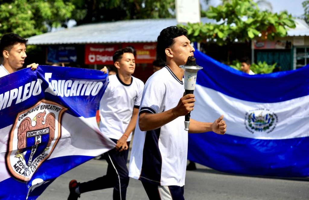 Antorcha de San Salvador 2023 recorre el país de la mano de miles de estudiantes