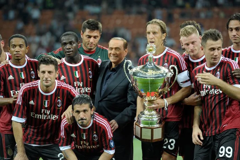  Clubes de fútbol despiden al Silvio Berlusconi