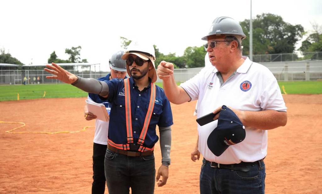 Estadio Pablo Arnoldo Guzmán recibió visita del DTI de sóftbol Roberto Castro