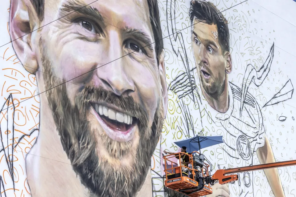 Mural gigante da la bienvenida a Messi en Miami