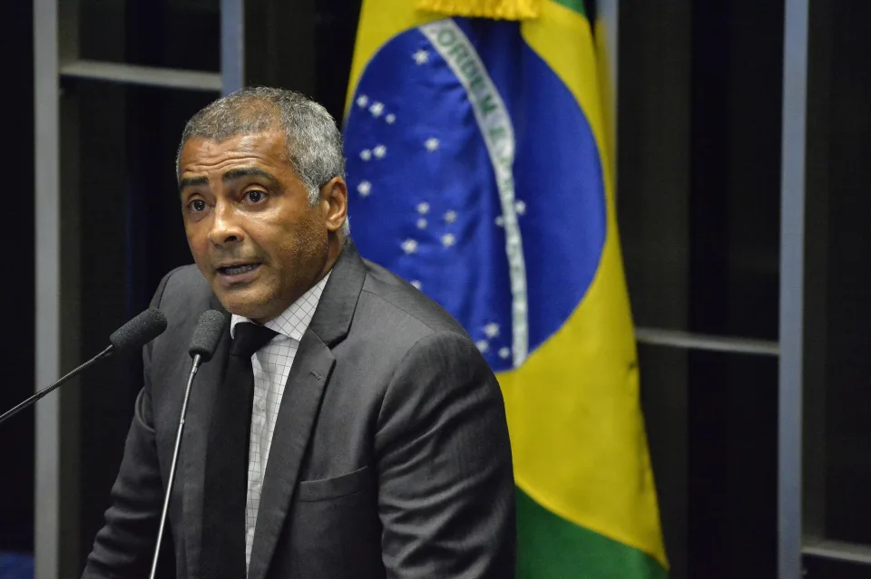 Romario permanece en el hospital