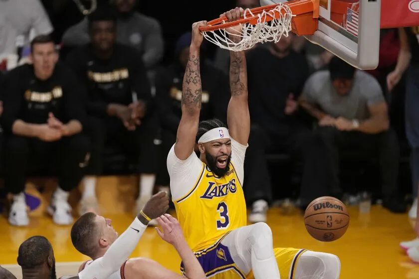 Anthony Davis extiende su contrato con los Lakers