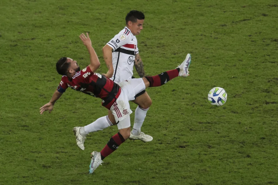 Michael, compañero de Mauricio Isla en el @flamengo, sorprendió con este  particular corte de pelo en el partido por la Copa de Brasil ante…