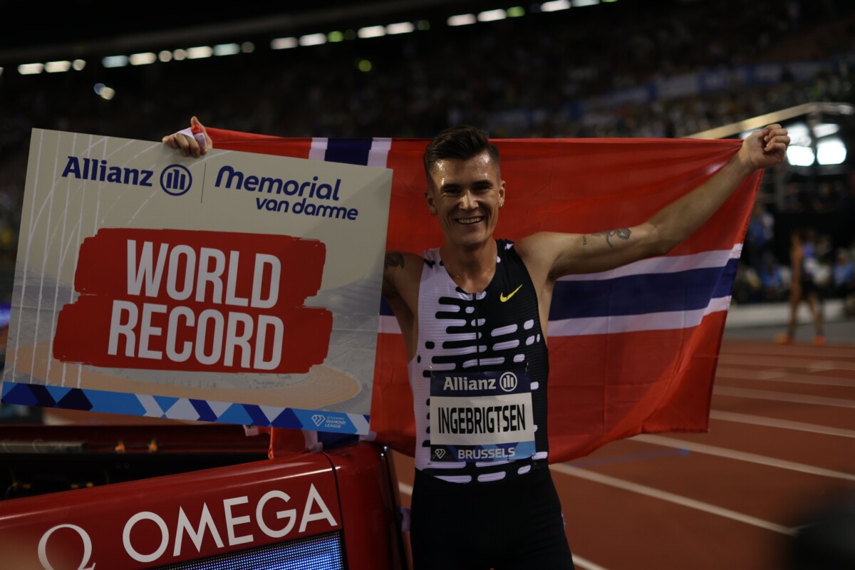 Jakob Ingebrigtsen rompe récord mundial 2 mil metros