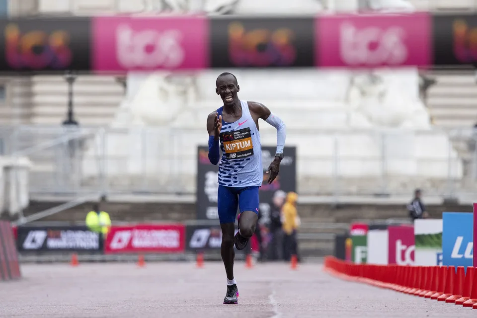 Kiptum establece nuevo récord del mundo en Maratón de Chicago