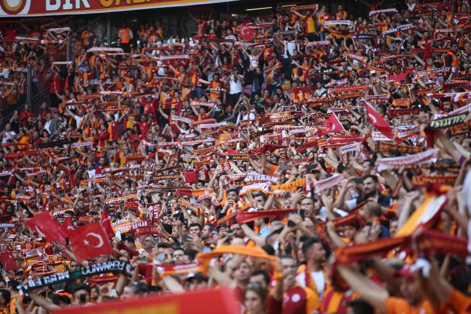 ¡Se detiene el fútbol en Turquía! Árbitro es agredido por presidente del Ankaragücü