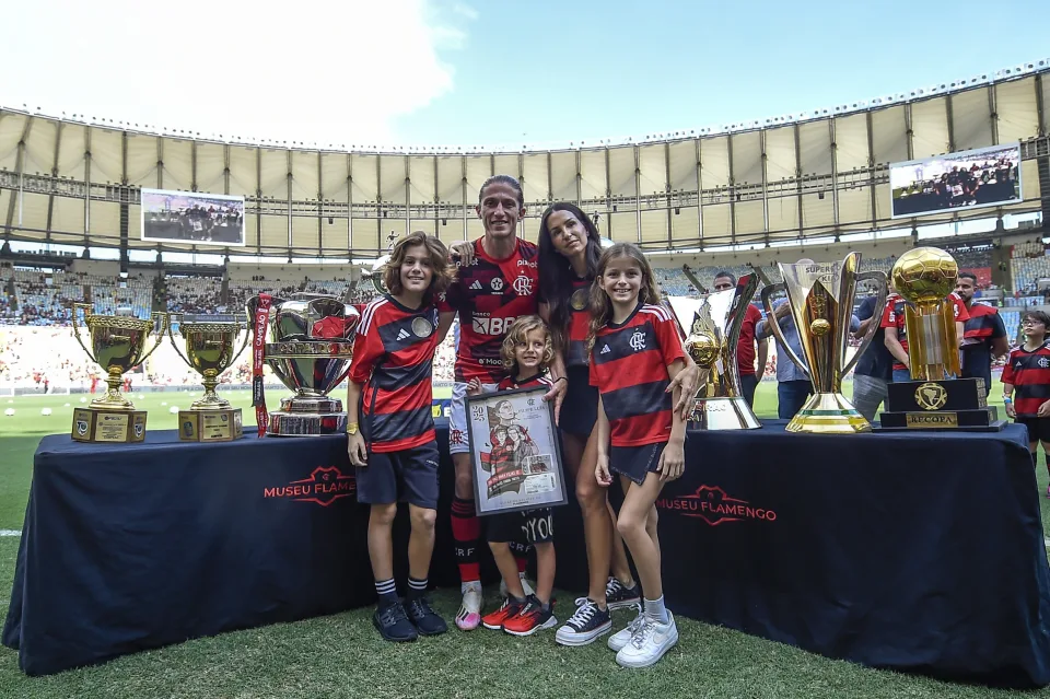 Filipe Luís ovacionado en Maracaná en su despedida del fútbol