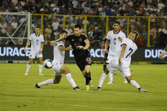 El Salvador frente a Messi: Empate heroico en un estadio a reventar