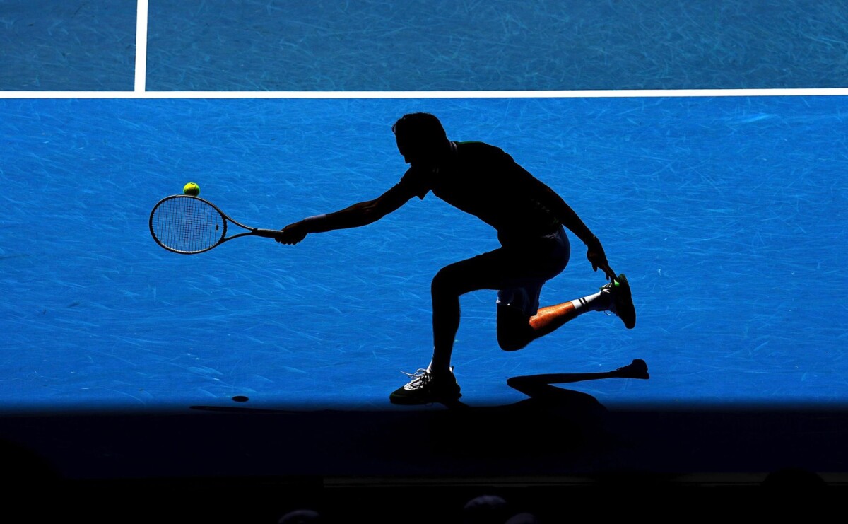 Medvedev sobrevive a una épica batalla en cinco sets para avanzar a las semifinales del Abierto de Australia