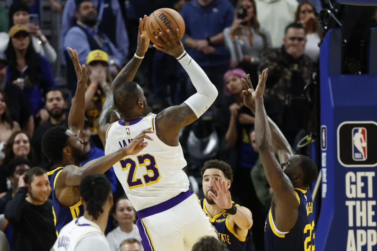 LeBron James supera a Steph Curry en épico encuentro con los Lakers