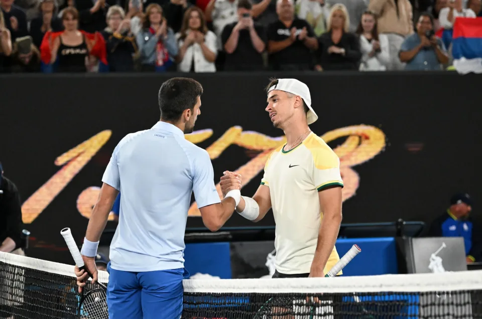 El campeón Djokovic lucha y avanza en el Abierto de Australia