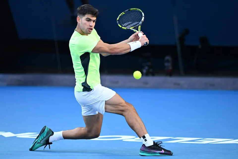 Carlos Alcaraz se prepara para el Abierto de Australia en partido de exhibición en Melbourne