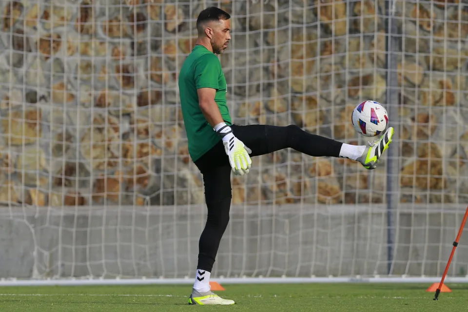 Betis se prepara para enfrentar al Granada con la vuelta de Claudio Bravo al entrenamiento