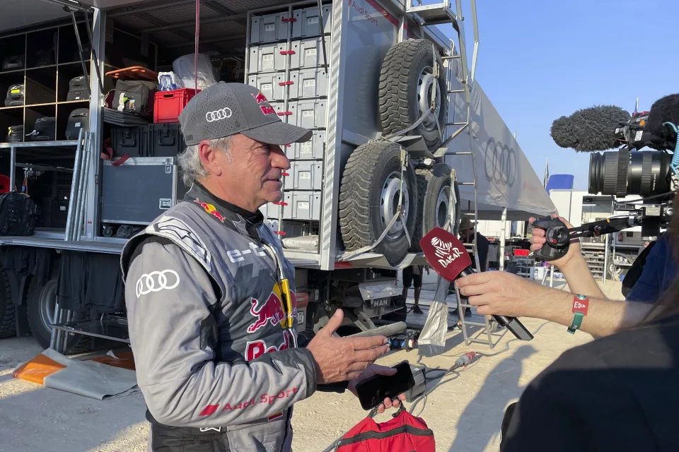 Carlos Sainz enfrenta desafíos en el Dakar