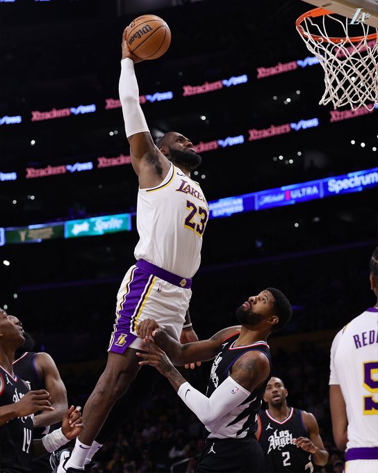 Los Lakers cortan su mala racha venciendo a los Clippers