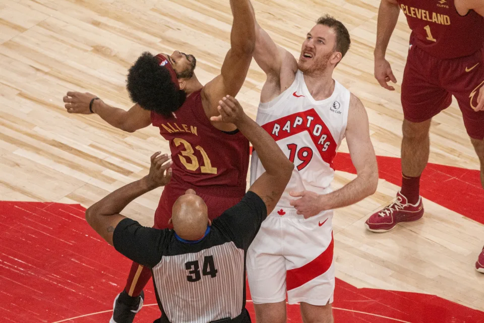 Multan a entrenador de Raptors por denunciar desigualdad arbitral en partido contra los Lakers