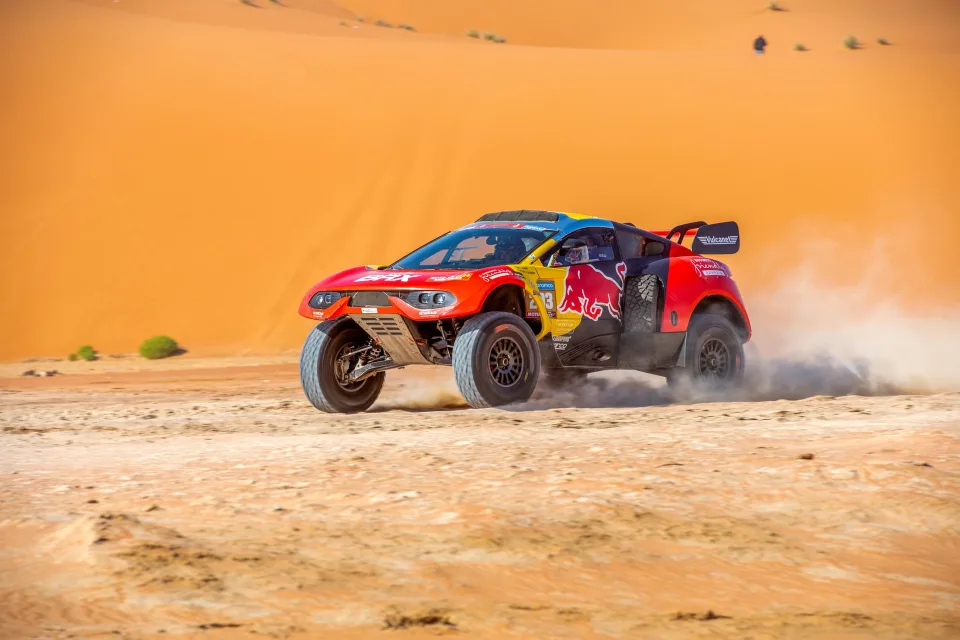 Carlos Sainz demostró su destreza al enfrentar las dunas del Dakar