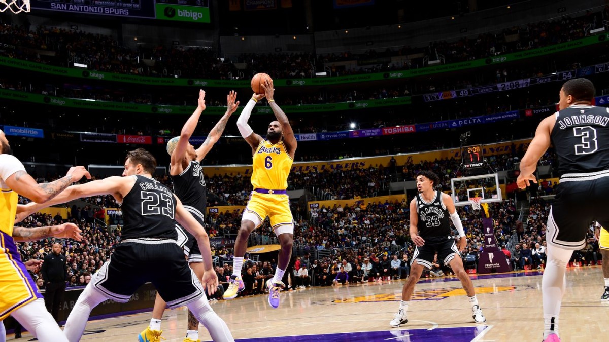 LeBron brilla en el triunfo de los Lakers frente a los Spurs