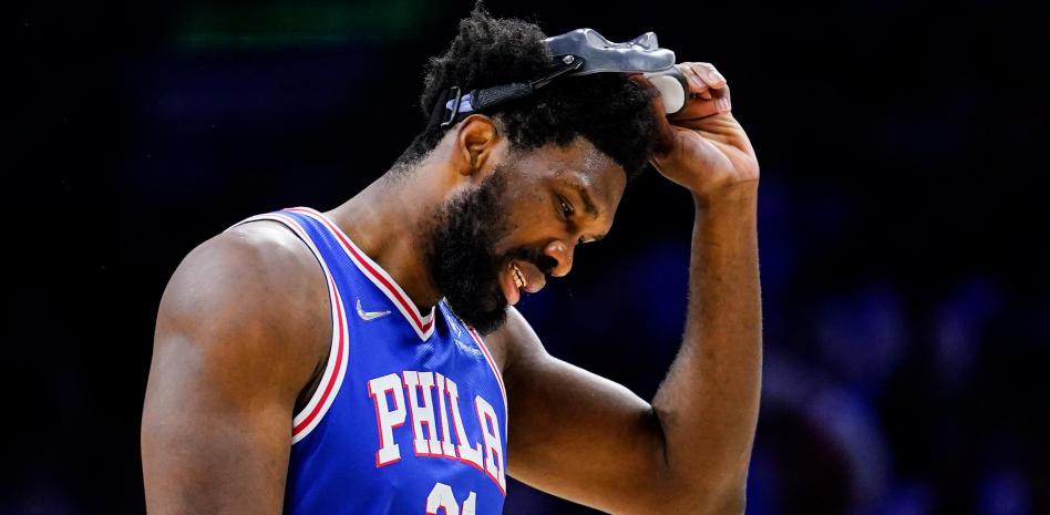 Joel Embiid y su cirugía en la rodilla complican la temporada de los Sixers