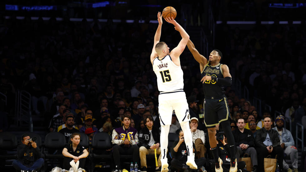 Nuggets extienden dominio sobre Lakers