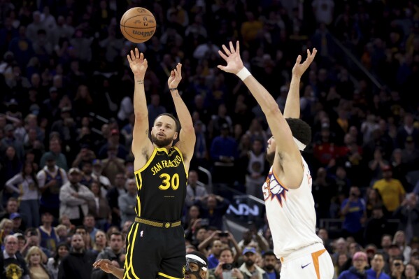 Stephen Curry deslumbra con triple de último segundo contra los Suns