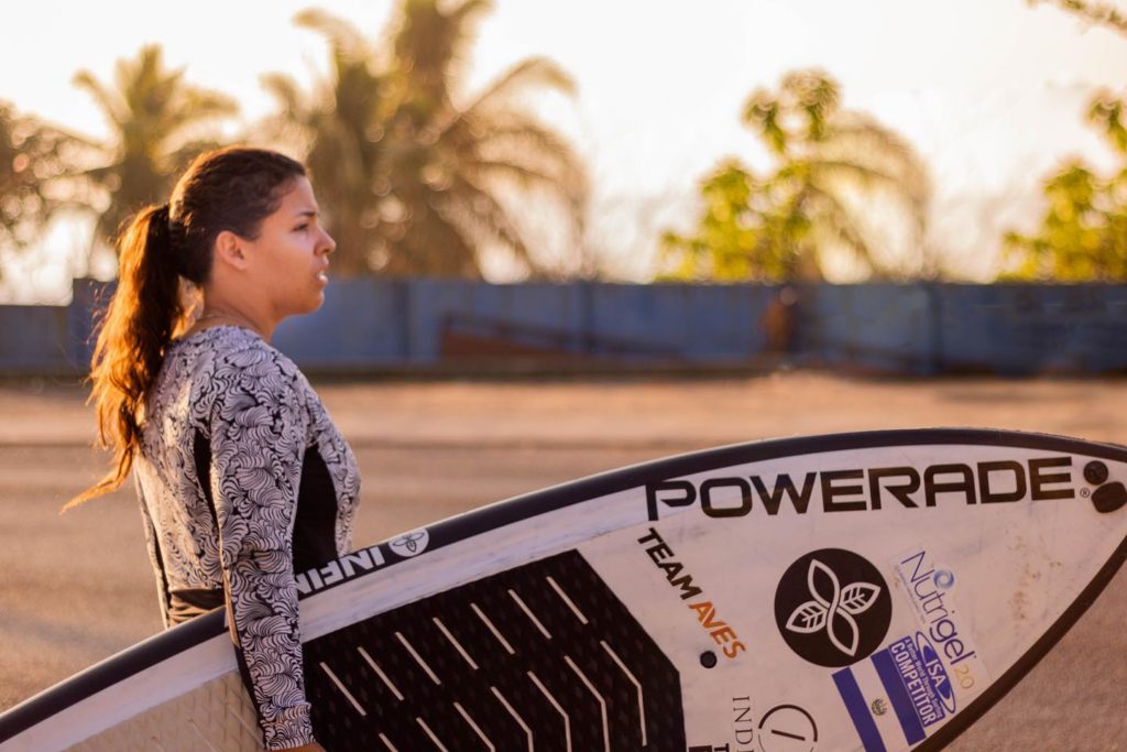 Surfista salvadoreña Josselyn Alabi rescata a padre e hijo en peligro en México