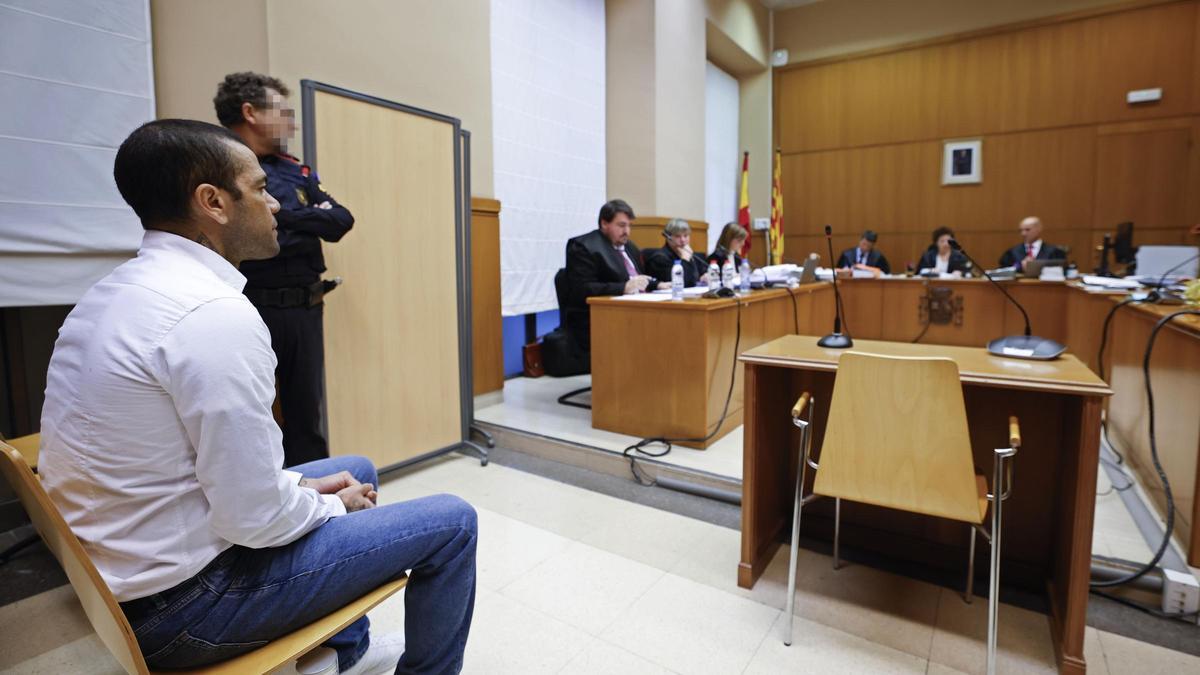 Fiscalía española busca endurecer la condena de Dani Alves por violación
