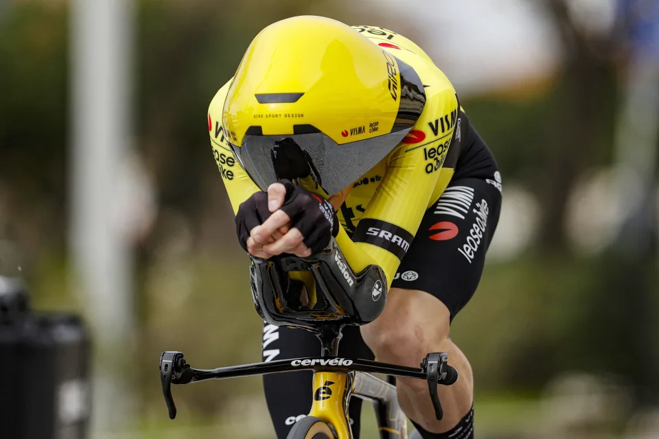 El equipo Visma sorprende en la Tirreno-Adriático con cascos ‘galácticos’