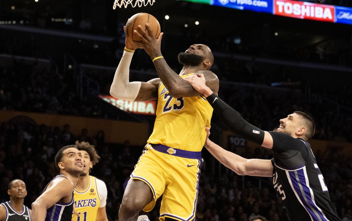 LeBron James y los Lakers tropiezan ante los Kings