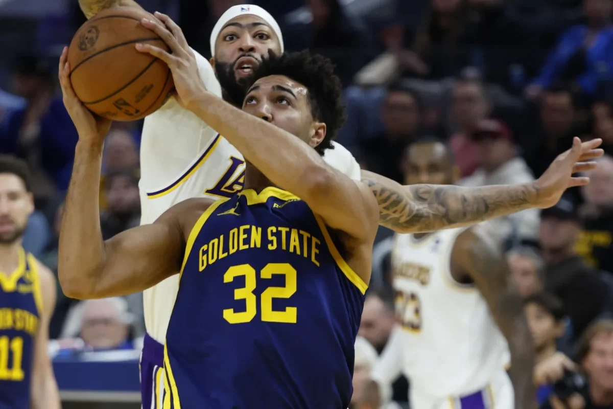 Curry brilla en su regreso y Warriors superan a los Lakers