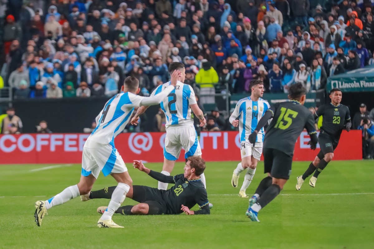 Selecta cae 3-0 ante Argentina y eleva a 21 los partidos sin victorias