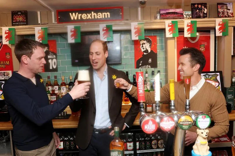 El príncipe Guillermo y Rob McElhenney comparten pintas en Wrexham