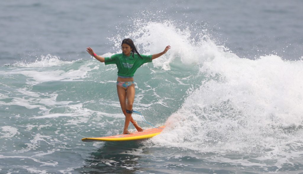 Ginger Caimi, la prodigio del longboard de 11 años, brilla en el mundial en El Salvador