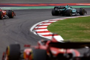 Aston Martin y Ferrari convocados a audiencia por sanción a Alonso en la F1
