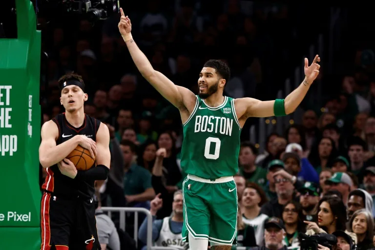 Miami Heat iguala la serie con récord de triples frente a Celtics