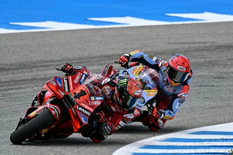 Francesco Bagnaia vence a Marc Márquez en emocionante Gran Premio de Jerez