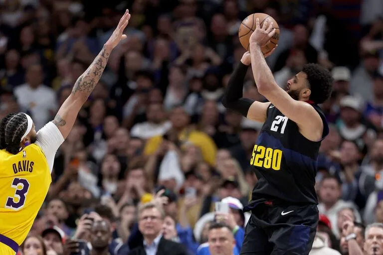 Murray sella con broche de oro la remontada de los Nuggets frente a los Lakers